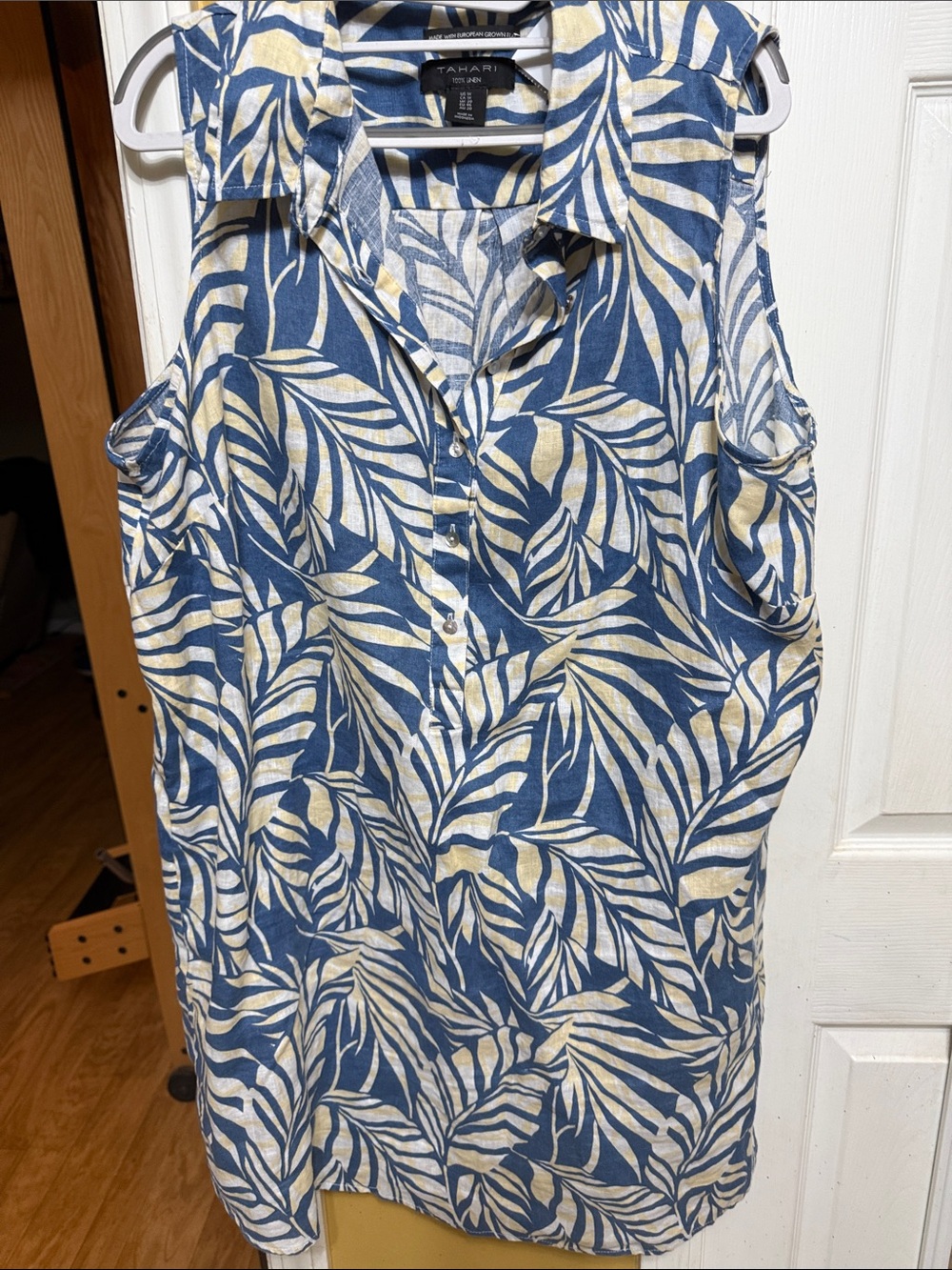 Tahari Blue & Cream Sleeveless Leaf-Print Collared Blouse